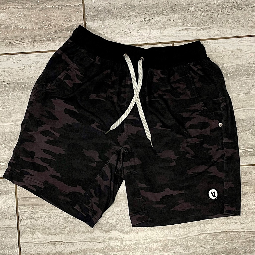 Vuori lined shorts - Mens small - Excellent condition